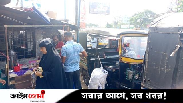দোকানীদের দখলে নথুল্লাবাদ আলফা-মাহেন্দ্রা স্ট্যান্ডের পাশে পথচারীদের চলাচলের পথ!