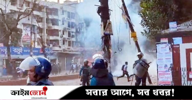 টিয়ারশেলে পিছু হটলেও এখনো মুখোমুখি ঢাকা-সিটি কলেজ শিক্ষার্থীরা, সংঘর্ষের আশঙ্কা