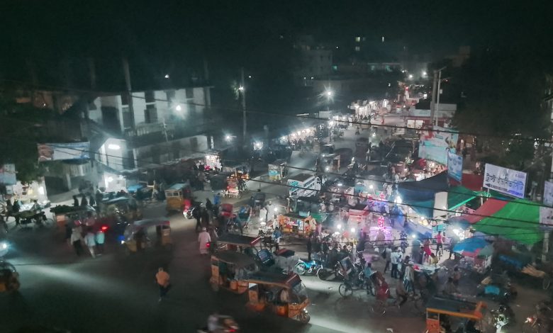 "বরিশাল চৌমাথায় হকারদের দখলে রাস্তায় ভয়াবহ যানজট, জনসাধারণের দুর্ভোগ চরমে!"