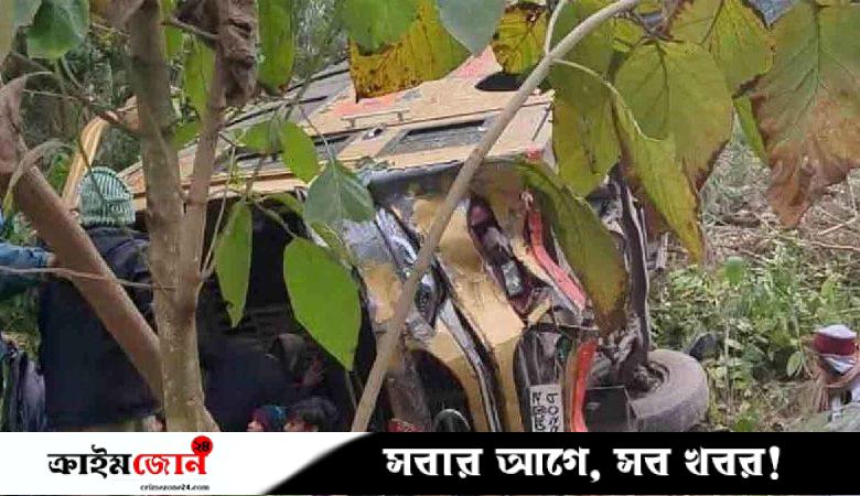 এক্সপ্রেসওয়েতে বাস খাদে পড়ে আহত ২০, গুরুতর ৩
