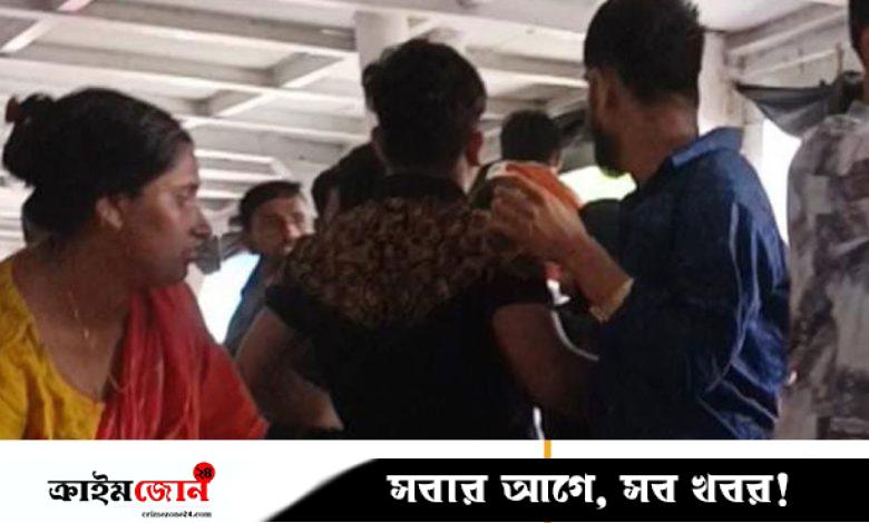 সিট বাণিজ্যের অভিযোগ, লঞ্চের মধ্যে বিএনপি নেতাকে যাত্রীদের কিল-ঘুষি, লাথি