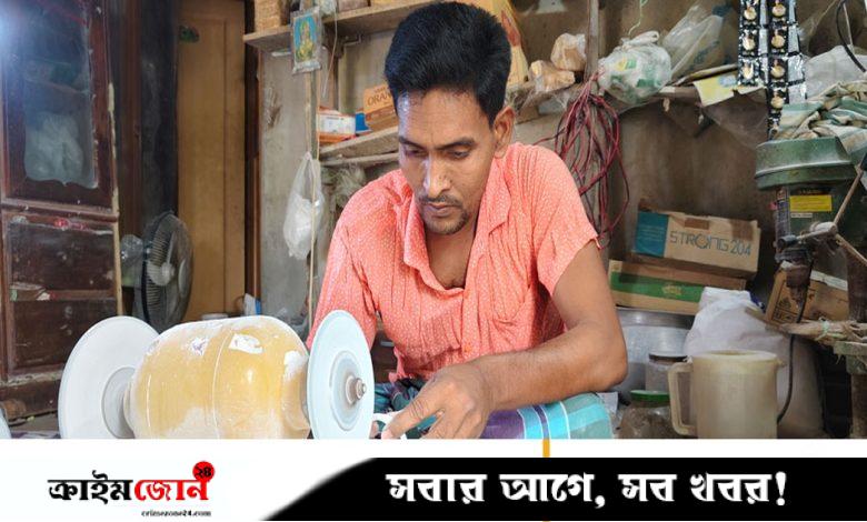 সংসার চালানো কষ্ট হলেও বাপ-দাদার পেশা ধরে রেখেছেন চাটমোহরের শাঁখারিরা