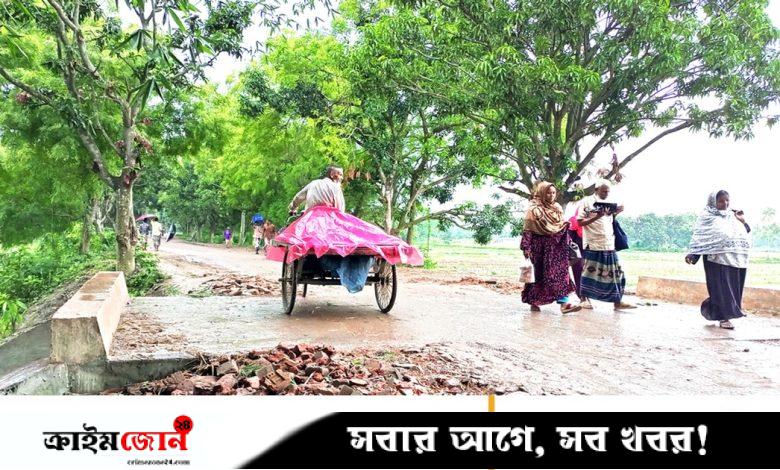 সড়কে খোয়া ফেলে লাপাত্তা ঠিকাদার