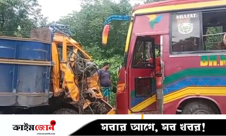 সিঙ্গাইরে বাস-ট্রাকের সংঘর্ষে নিহত ১