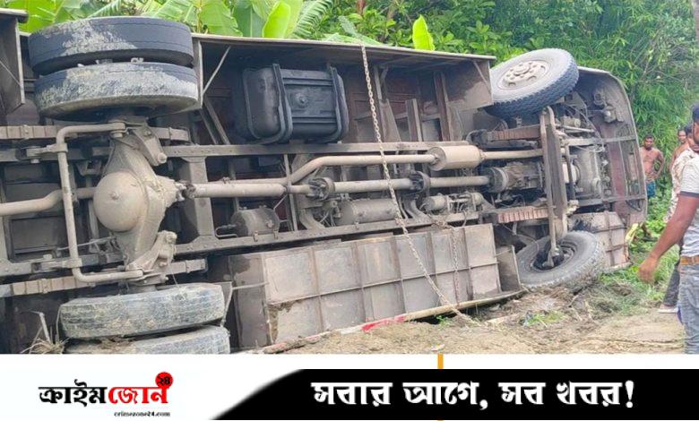 নিয়ন্ত্রণ হারিয়ে বাস খাদে, আহত ১০