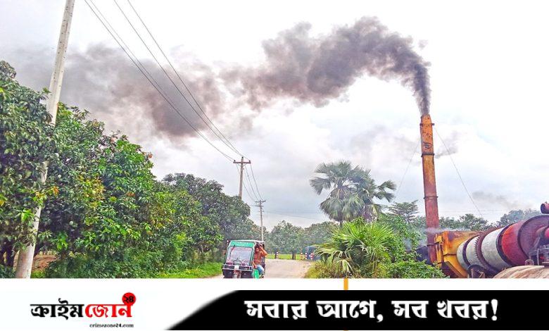 কালো ধোঁয়ায় পুড়ছে ফসল, মরছে মাছ