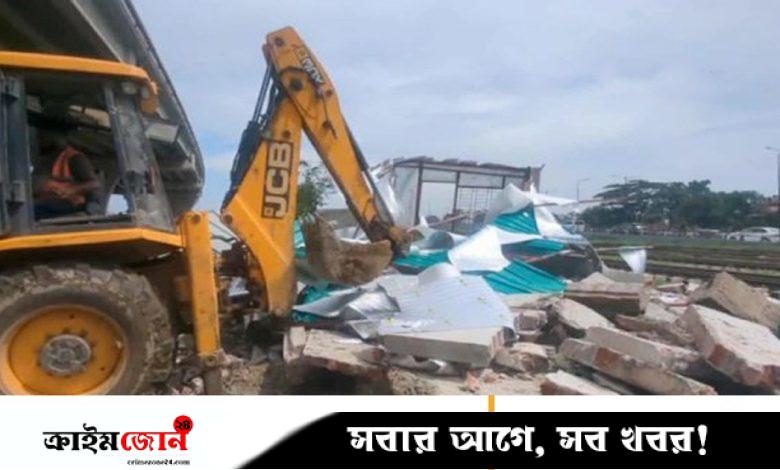 রেলের জমিতে অস্থায়ী মণ্ডপ, ‘উচ্ছেদ’ প্রসঙ্গে যা বললেন উপদেষ্টা