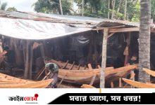 নৌকার গায়ে হাতুড়ির শব্দে জেগে ওঠে পাটকেলঘাটা