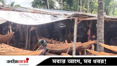 নৌকার গায়ে হাতুড়ির শব্দে জেগে ওঠে পাটকেলঘাটা