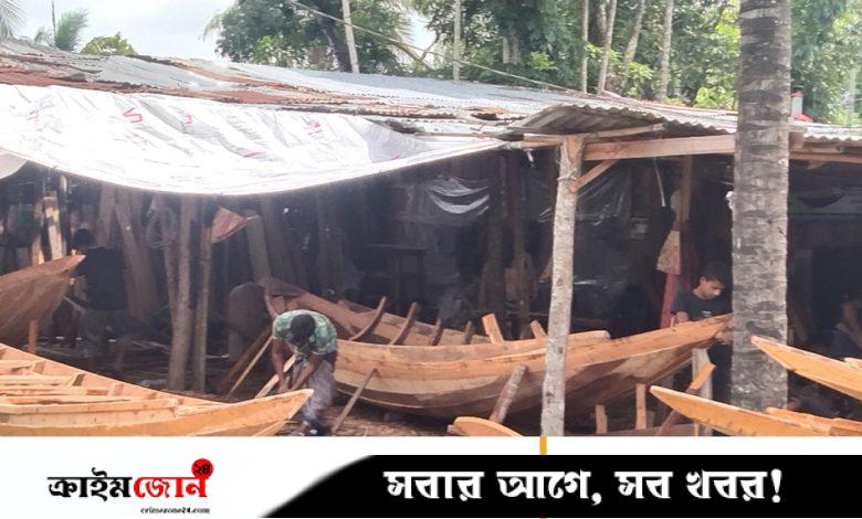 নৌকার গায়ে হাতুড়ির শব্দে জেগে ওঠে পাটকেলঘাটা