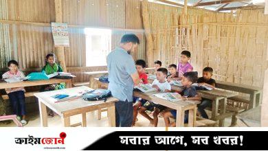 জীর্ণ ঘরে বঞ্চিতদের পাঠদান