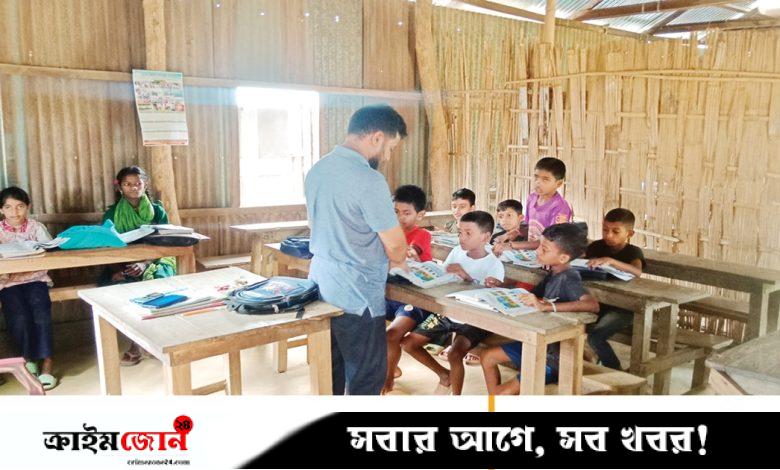 জীর্ণ ঘরে বঞ্চিতদের পাঠদান