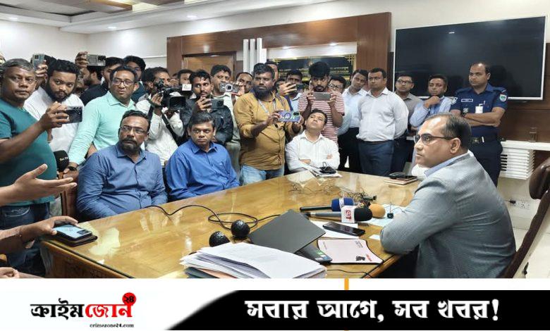 এবার খুলনার জেলা প্রশাসকের বিরুদ্ধে ব্যবস্থা নেওয়ার দাবি শিক্ষার্থীদের