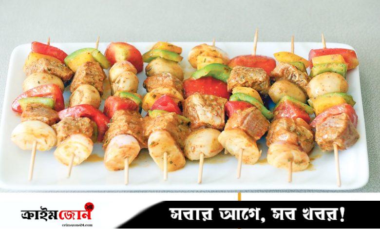 বাইরে বৃষ্টি, হেঁশেলে ধোঁয়াগন্ধি সাসলিক