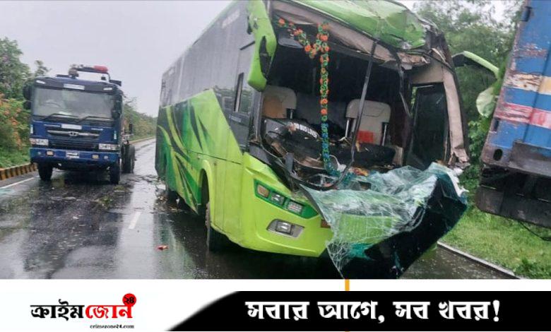শিবচরে এক্সপ্রেসওয়েতে তিন পরিবহনের সংঘর্ষে নিহত ২, আহত ২