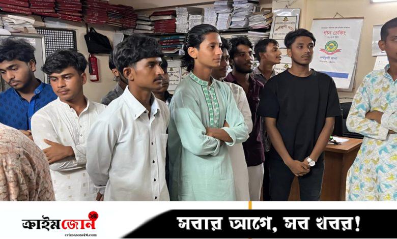 ‘জয় বাংলা’ স্লোগানে টিকটক বানাতে গিয়ে আটক ১২ যুবক
