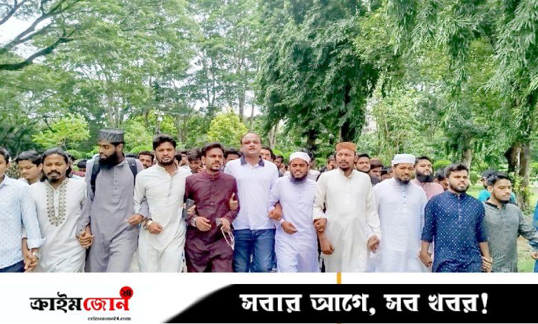 ইবি শিক্ষার্থীর মৃত্যুর সুষ্ঠু তদন্ত ও দুর্নীতির শ্বেতপত্রের দাবিতে বিক্ষোভ
