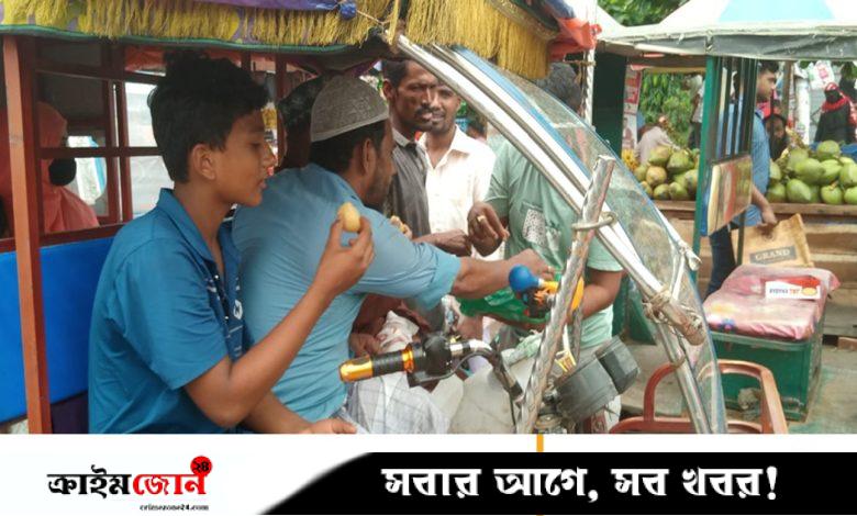 ২৩ মামলার আসামি খুন, দাউদকান্দির গৌরীপুরে মিষ্টি বিতরণ