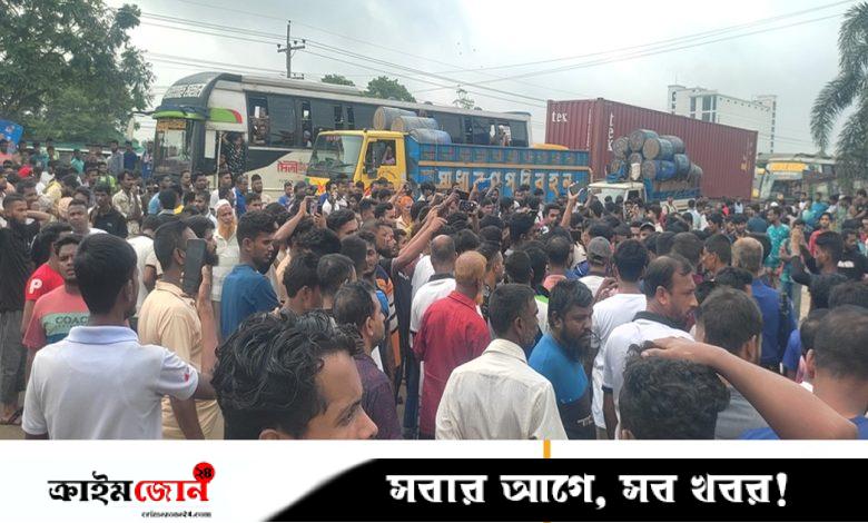 গাজীপুরে ১০ দফা দাবিতে শ্রমিকদের মহাসড়ক অবরোধ, পুলিশের সাউন্ড গ্রেনেড নিক্ষেপ