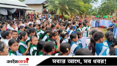 খাগড়াছড়িতে স্কুলছাত্রী ধর্ষণের সব আসামির দ্রুত গ্রেপ্তারের দাবিতে লাঠি ও ঝাড়ুমিছিল