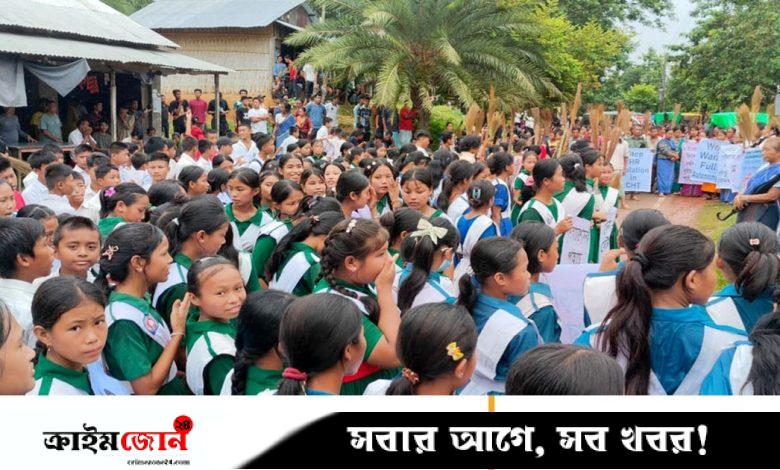 খাগড়াছড়িতে স্কুলছাত্রী ধর্ষণের সব আসামির দ্রুত গ্রেপ্তারের দাবিতে লাঠি ও ঝাড়ুমিছিল