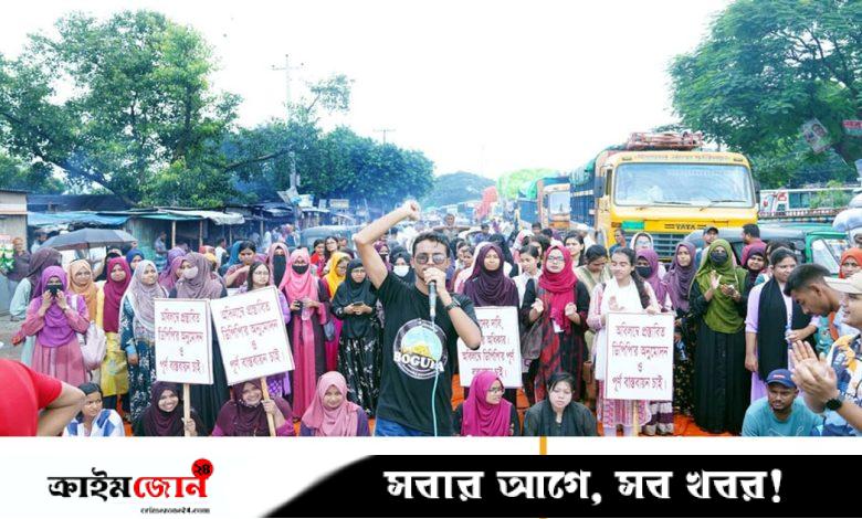 শাহজাদপুরে স্থায়ী ক্যাম্পাসের দাবিতে রবীন্দ্র বিশ্ববিদ্যালয়ের শিক্ষার্থীদের মহাসড়ক অবরোধ