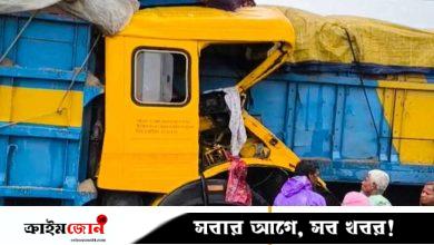 হেলপারের হাতে ট্রাক, দাঁড়িয়ে থাকা ট্রাকে ধাক্কা দিয়ে প্রাণ গেল চালকের