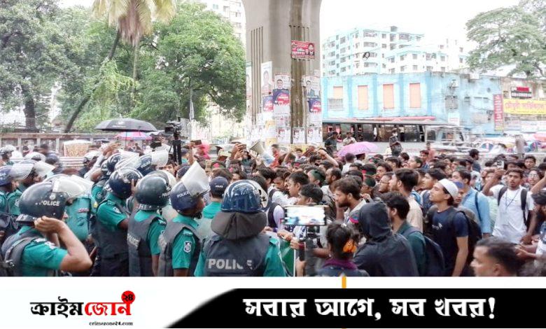 পুলিশের লাঠিচার্জে ছত্রভঙ্গ ইঞ্জিনিয়ারিং কলেজ শিক্ষার্থীরা