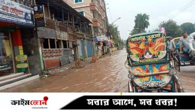 দুই ঘণ্টার বৃষ্টিতে তলিয়ে গেছে বরিশাল শহরের রাস্তাঘাট, ভোগান্তি