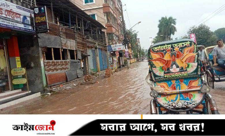 দুই ঘণ্টার বৃষ্টিতে তলিয়ে গেছে বরিশাল শহরের রাস্তাঘাট, ভোগান্তি