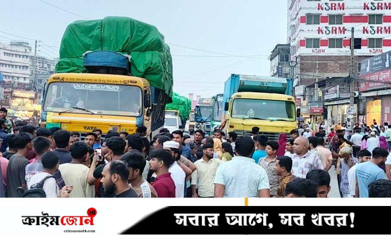 টঙ্গীতে ম্যানহোলে পড়া নারীর ২০ ঘণ্টায়ও সন্ধান মেলেনি, মহাসড়ক অবরোধ