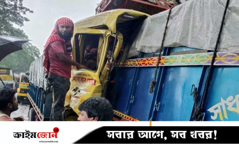 টোলপ্লাজায় এক ট্রাকের পেছনে আরেক ট্রাকের ধাক্কা, চালকের সহকারী নিহত