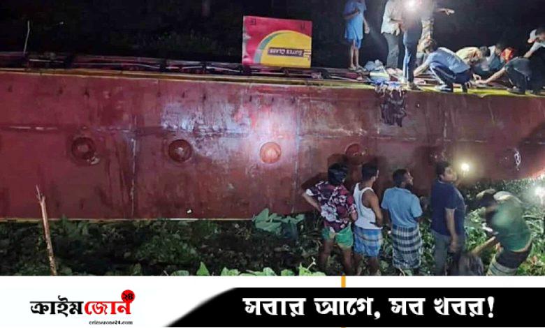 গোপালগঞ্জে নিয়ন্ত্রণ হারিয়ে যাত্রীবাহী বাস খাদে, চালক নিহত