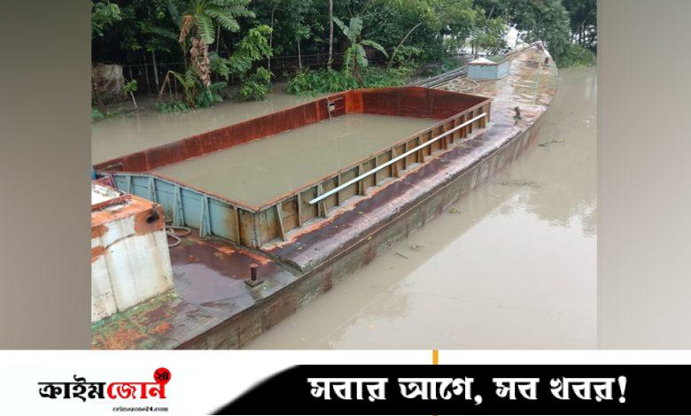 বাউফলে সেতুতে বাল্কহেডের ধাক্কা, মাথা বিচ্ছিন্ন হয়ে গেল শ্রমিকের