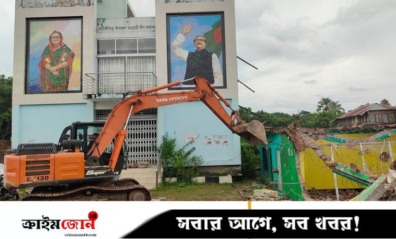 কোটালীপাড়ায় সওজের জায়গা থেকে শতাধিক অবৈধ স্থাপনা উচ্ছেদ