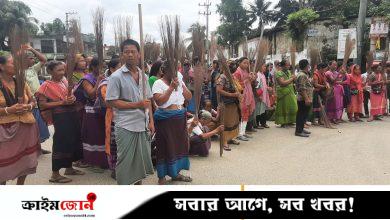 স্কুলছাত্রী ধর্ষণে অভিযুক্তদের সাজার দাবিতে ঝাড়ু-লাঠিমিছিল