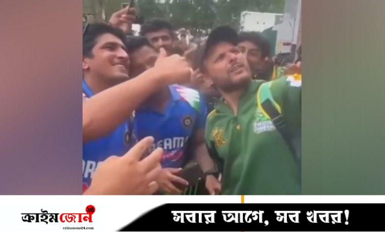 পাকিস্তানি ক্রিকেটারদের সঙ্গে ভারতীয় দর্শকদের সেলফি তোলার হিড়িক