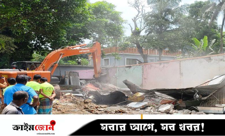 ময়মনসিংহ জয়নুল উদ্যানে মিনি চিড়িয়াখানা গুঁড়িয়ে দিয়েছে প্রশাসন