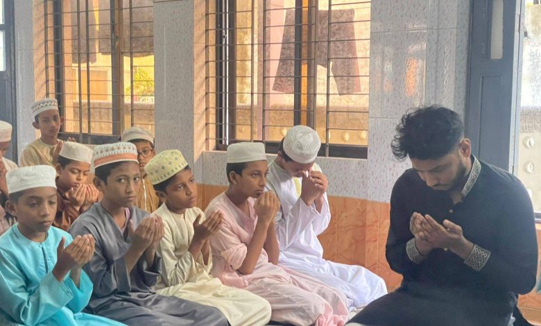 মাইলস্টোন স্কুলের বিমান দুর্ঘটনায় নিহতদের জন্য বরিশালে হৃদয়বিদারক দোয়া মাহফিল অনুষ্ঠিত