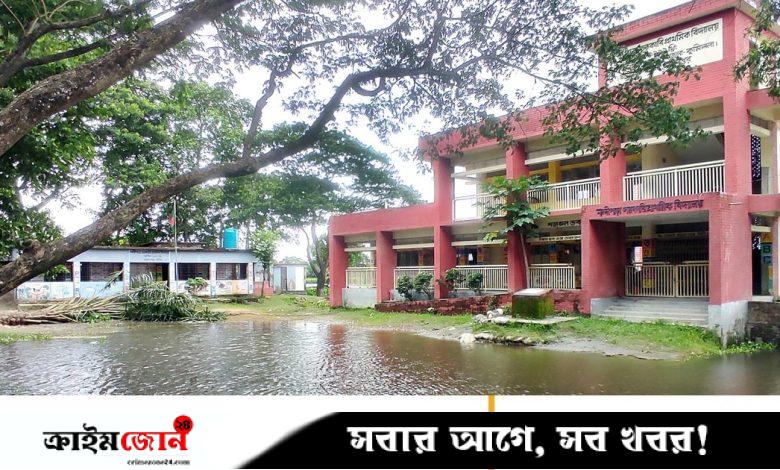 বিদ্যালয়ের মাঠে জলাবদ্ধতা, চরম দুর্ভোগে শিক্ষক-শিক্ষার্থীরা