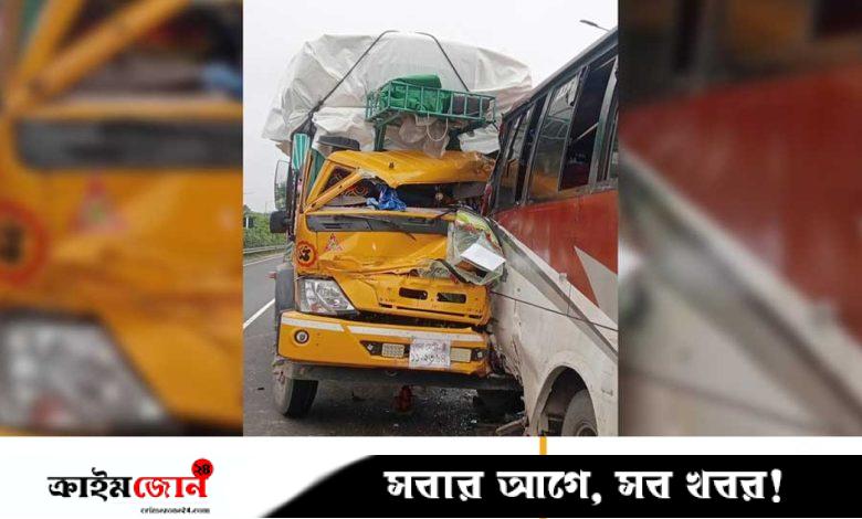 এক্সপ্রেসওয়েতে থেমে থাকা বাসের পেছনে ট্রাকের ধাক্কা, নিহত ১
