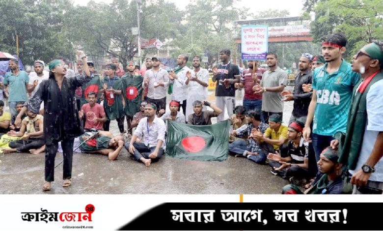 অবরোধকারীদের ‘ভুয়া’ আখ্যা দিয়ে ‘প্রকৃত জুলাই যোদ্ধাদের’ হামলা, পুলিশের লাঠিপেটায় শাহবাগ ফাঁকা