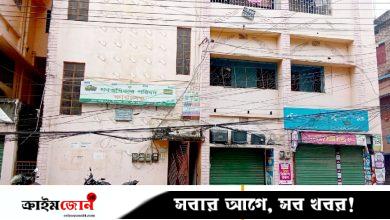 দলীয় প্রধান আসবেন, তাই পুলিশ এনে খোলা হলো কার্যালয়ের তালা