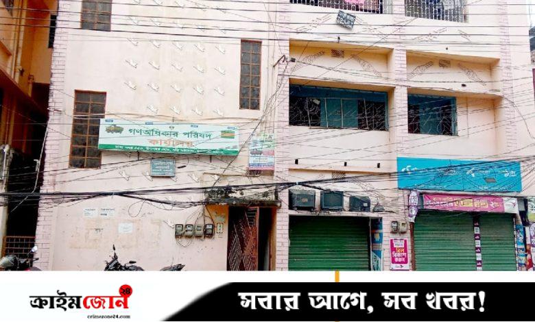 দলীয় প্রধান আসবেন, তাই পুলিশ এনে খোলা হলো কার্যালয়ের তালা