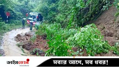 পাহাড় ধসের মাটি সড়কে, যানবাহন চলাচল বন্ধ