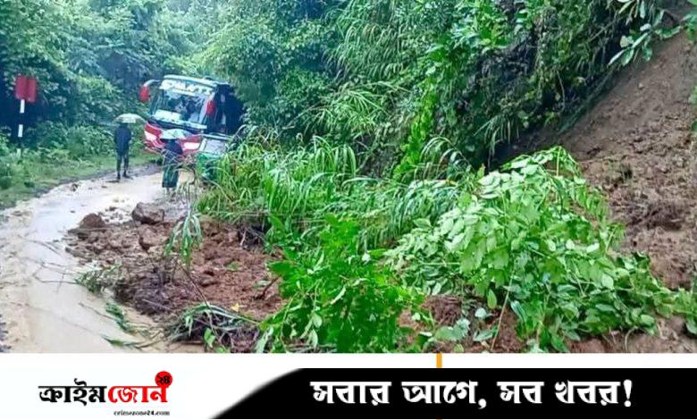 পাহাড় ধসের মাটি সড়কে, যানবাহন চলাচল বন্ধ