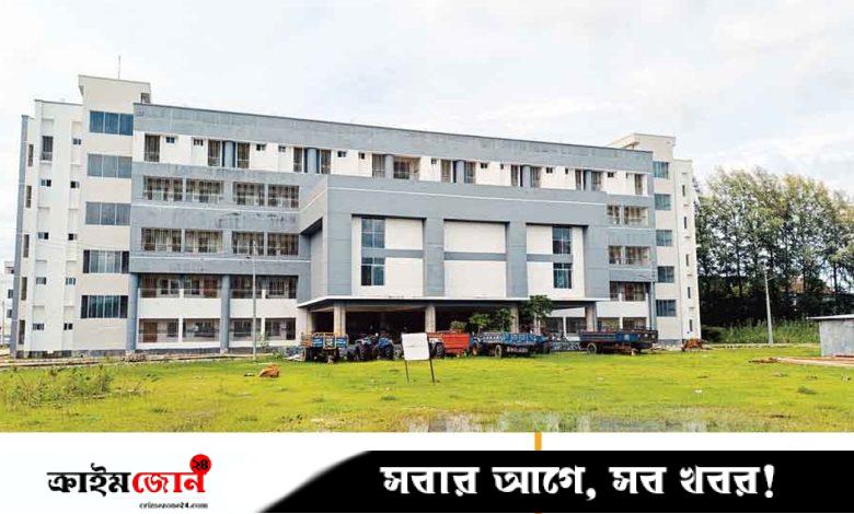 ৬৫১ কোটি টাকায় ভবন, তবু মেঝেতে চিকিৎসা