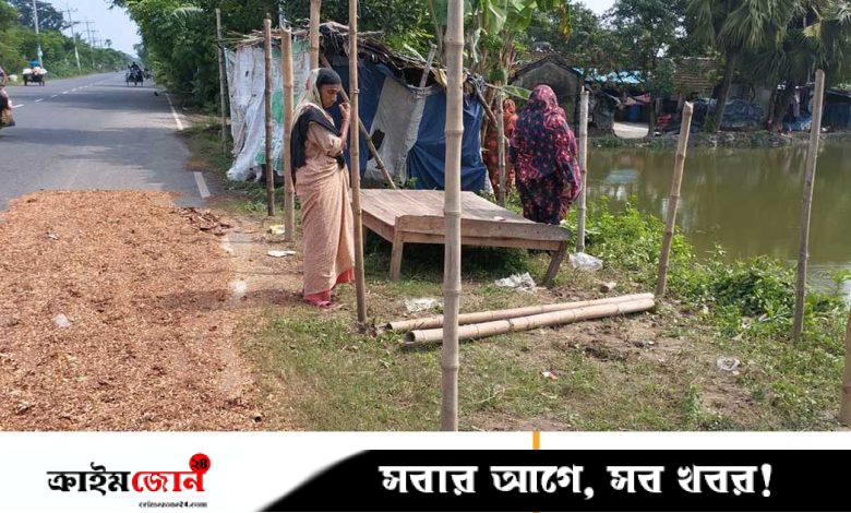 জলাবদ্ধতায় বিপর্যস্ত কেশবপুর, আশ্রয় সড়কের পাশে