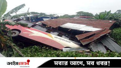 বরিশালে বাস নিয়ন্ত্রণ হারিয়ে খালে, আহত ১০