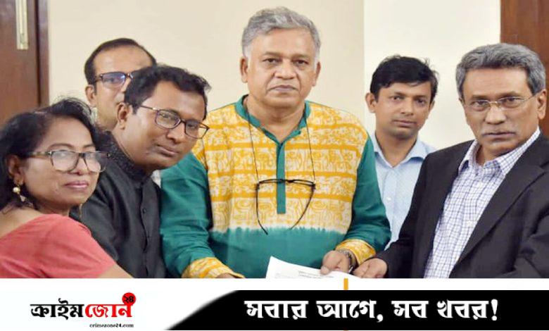 ঐকমত্য কমিশনের কাছে সুজনের তৈরি ‘জাতীয় সনদ’ হস্তান্তর